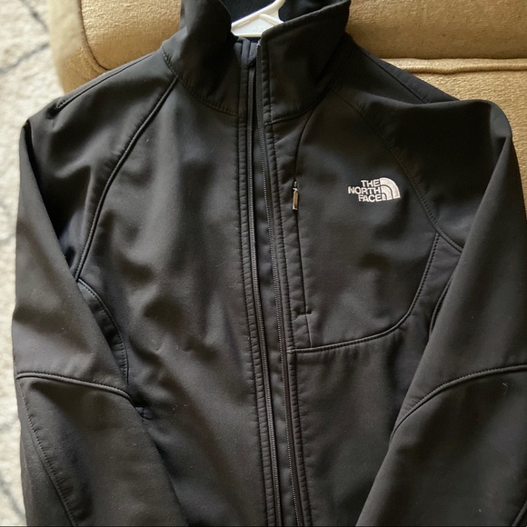 LIKE NEW weather resistant THE NORTH FACE jacket - Picture 2 of 5
